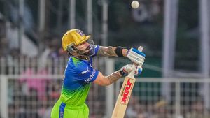 IPL 2024: കോലിയെ ചതിച്ചു! അതു നോ ബോള്‍ തന്നെ? വിവാദം കത്തുന്നു, എന്തുകൊണ്ട് ഔട്ട് 
