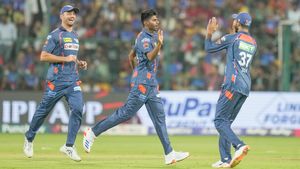 IPL 2024: ഡികോക്ക്, പൂരന്‍ വെടിക്കെട്ട്, പിന്നെ മായങ്ക് കൊടുങ്കാറ്റ്! ചിന്നസ്വാമിയില്‍ ആര്‍സിബി ചാരം