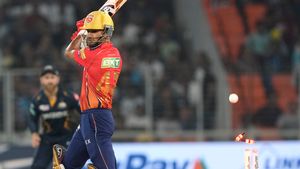   IPL 2024: എന്തിന് ഇങ്ങനൊരു ക്യാപ്റ്റന്‍? ധവാനെ പുറത്താക്കൂ; സാം കറെനെ ഓപ്പണറാക്കണം