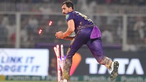 IPL 2024: വീണ്ടുമൊരു 'അതിവേഗ ഫിഫ്റ്റി', എതിരാളികള്‍ക്കു റണ്‍മെഷീനായി സ്റ്റാര്‍ക്ക്! ഇതിനാണോ 25 കോടി?
