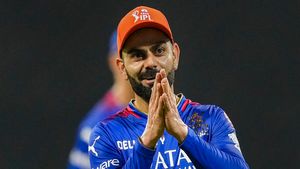   IPL 2024: കോലി ഒരോവര്‍ പന്തെറിയാമോ? ആവശ്യപ്പെട്ട് ആരാധകര്‍; കിങ്ങിന്റെ മറുപടി വൈറല്‍