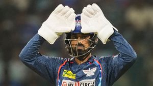     IPL 2024: ഉടമ പരസ്യമായി അപമാനിച്ചു, ലഖ്‌നൗ വിടാന്‍ രാഹുല്‍! പുതിയ തട്ടകം മുംബൈയോ?