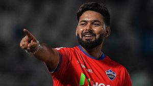 T20 World Cup: ട്രോഫി നേടിയിട്ടേ വരാവൂ! പാപ്പരാസിയ്ക്ക് മറുപടി നല്‍കി പന്ത്; വീഡിയോ വൈറല്‍