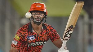 IPL 2024: മൂന്നാം ഓവറില്‍ തൃപാഠി ഔട്ട്, റിവ്യു വിളിക്കാതെ കൊല്‍ക്കത്ത; അബദ്ധം മുതലാക്കി ഫിഫ്റ്റിയിലേക്ക്!