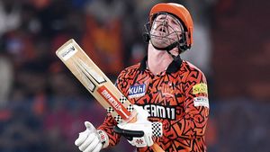 IPL 2024: തലയരിഞ്ഞ് സ്റ്റാര്‍ക്ക്! ട്രാവിസ് ഹെഡ് സില്‍വര്‍ ഡക്ക്; ഒപ്പം നാണക്കേടിന്റെ റെക്കോര്‍ഡും! 