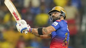 IPL 2024: പുതുചരിത്രം കുറിച്ച് കിങ് കോലി; ഐപിഎല്ലില്‍ 8000 റണ്‍സ് നേടുന്ന ആദ്യ താരം!