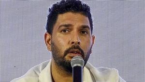    ധോണിക്കും ഗാംഗുലിക്കും ഇടമില്ല! 3 ഇന്ത്യക്കാര്‍ മാത്രം; ഓള്‍ടൈം ബെസ്റ്റ് 11 തിരഞ്ഞെടുത്ത് യുവരാജ്