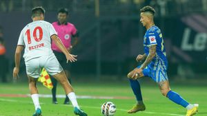    ISL: 10 പേരായി ചുരുങ്ങി, പൊരുതി സമനില പിടിച്ച് ബ്ലാസ്റ്റേഴ്‌സ്; കൈയടിക്കേണ്ടത് ഗോളിക്ക്