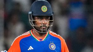    Champions Trophy: വീണ്ടും റിഷഭ്, 56 ശരാശരിയുള്ള സഞ്ജു പുറത്ത്! ഇതെന്ത് ന്യായം? ഫാന്‍സ് കലിപ്പില്‍