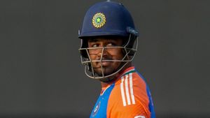    IND vs ENG: അതേ പിഴവ്, സഞ്ജു നന്നാവില്ല! ഷോര്‍ട്ട് ബോളില്‍ കുടുങ്ങി; ടീമിന് പുറത്താക്കൂ