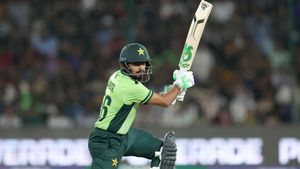 Champions Trophy: 300 പ്ലസ് ചേസ്, ബാബര്‍ 90 ബോളില്‍ 64!! ഇതു 'പാക് കോലിയോ'? വിമര്‍ശനം