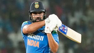 Champions Trophy: 12 സിക്‌സര്‍ പറത്തൂ, രോഹിത്തിനെ കാത്ത് ലോക റെക്കോഡ്; മറ്റാര്‍ക്കുമില്ലാത്ത നേട്ടം