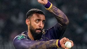 IPL 2025: 1, 2, 4, 6, 4, 4!! ഒരോവറില്‍ 21, വരുണിന് എന്തു പറ്റി? തല്ലിത്തകര്‍ത്ത് സാള്‍ട്ട്