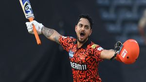    IPL 2025: സഞ്ജുവിന് ചങ്കിടിപ്പ്! ഹൈദരാബാദില്‍ ഇഷാന്‍ ഷോ; മിന്നും സെഞ്ച്വറി, പാവം മുംബൈ