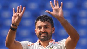     Ranji Trophy Final: 9 സെഞ്ച്വറി, ഇനി എന്ത് വേണം സാര്‍? ഇംഗ്ലണ്ട് പരമ്പരക്ക് കരുണിന് വിളിയെത്തുമോ?