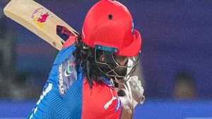   IPL 2025: റിഷഭിനെക്കാള്‍ ഭേദം, ഡല്‍ഹിയില്‍ വരവറിയിച്ച് രാഹുല്‍; വെടിക്കെട്ട് തുടക്കത്തിന് കൈയടി