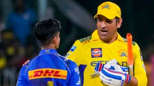    IPL 2025: നീ കൊള്ളാടാ, മുംബൈയുടെ ' മലപ്പുറം' പയ്യനെ അഭിനന്ദിച്ച് ധോണി; വീഡിയോ വൈറല്‍