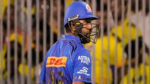    IPL 2025: രോഹിത് ഇംപാക്ട് പ്ലയര്‍, 5 കപ്പടിപ്പിച്ച ക്യാപ്റ്റന് പുല്ലുവില! മുംബൈക്കെതിരേ ആരാധകര്‍