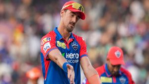    IPL 2025: റിവ്യൂ വേണ്ടെന്ന് പുറേല്‍, രക്ഷപെട്ട് വിജയ്! സ്റ്റാര്‍ക്കിന് നഷ്ടമായത് വമ്പന്‍ നേട്ടം