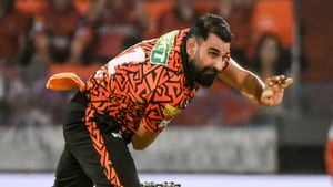     IPL 2025: ഇങ്ങനെ തല്ലാമോ?, ഷമിയെ പഞ്ഞിക്കിട്ട് സ്റ്റോയിണിസ്; നാണക്കേടില്‍ തലപ്പത്ത്!