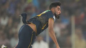   IPL 2025: ബട്‌ലറിന്റെ വലിയ പിഴവ്, അനായാസ ക്യാച്ച് പാഴാക്കി! തകര്‍ന്നത് സിറാജിന്റെ സ്വപ്നം