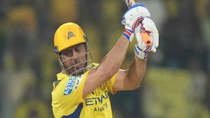   IPL 2025: വിമര്‍ശിച്ചവര്‍ കാണൂ, 'തല' താഴത്തില്ലെടാ; ഫിനിഷിങ്ങില്‍ ഞെട്ടിച്ച് ധോണി! കൈയടി