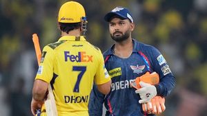     IPL 2025: സിഎസ്‌കെയ്ക്ക് സഞ്ജുവിനെ വേണ്ട! നോട്ടം റിഷഭിനെ; അടുത്ത ധോണി; ക്യാപ്റ്റനുമാക്കും