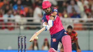 IPL 2025: 14 ബോളില്‍ 12, കഴിഞ്ഞപ്പോള്‍ 25 ബോളില്‍ 43!! പഴികേട്ട പരാഗ് ഹീറോ ആയതെങ്ങനെ? 