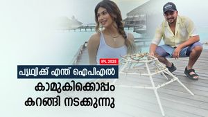   IPL 2025: ഐപിഎല്ലില്‍ ആര്‍ക്കും വേണ്ട, എന്നിട്ടും പൃഥ്വി ഹാപ്പി; കാമുകിക്കൊപ്പം ഡേറ്റിങ്- വീഡിയോ
