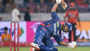    IPL 2025: 27 കോടി തിരിച്ചുവാങ്ങണം, ക്രീസില്‍ 'ഡാന്‍സ്' കളിക്കുന്നു! ഫ്‌ളോപ്പായ റിഷഭിന് വിമര്‍ശനം