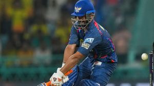    IPL 2025: ഇതിനാണോ 27 കോടി! ബാറ്റ് ചെയ്യാന്‍ ഭയമോ? ഡക്കായി മടക്കം; റിഷഭിന് രൂക്ഷ വിമര്‍ശനം