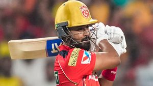   IPL 2025: ആദ്യം എന്നോട് ചോദിക്കൂ, മാക്‌സ്‌വെല്ലിനോട് കയര്‍ത്ത് ശ്രേയസ്! ഡിആര്‍എസില്‍ വിവാദം