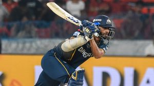 IPL 2025: അതെങ്ങനെ ഔട്ടാവും? പന്തെടുത്തത് വീണശേഷം!! വാഷിങ്ടണിനെ ചതിച്ചു, വിവാദം