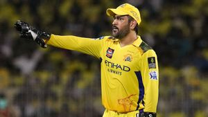 IPL 2025: ധോണി വിരമിക്കാനൊരുങ്ങുന്നു? ഇനി മതിയാക്കണമെന്ന് ഗില്‍ക്രിസ്റ്റും