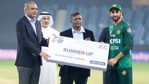 റണ്ണറപ്പിനുള്ള ചെക്ക് വാങ്ങി ആഗ ചെയ്തത് കണ്ടോ? എല്ലാവരും ഞെട്ടി!! വന്‍ കൂവല്‍, വീഡിയോ