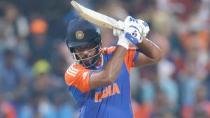 മൂന്നില്‍ പോലും പ്രഹരശേഷി 124!! സഞ്ജു എങ്ങനെ ഫിനിഷറാവും? സ്ലോ ഫിഫ്റ്റിക്ക് വിമര്‍ശനം