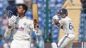 4ല്‍ 3ഉം ഫോര്‍, പിന്നാലെ കാലിനേറ്!! ജയ്‌സ്വാളിനെ ചൂടാക്കാന്‍ ശ്രമിച്ച പേസര്‍ക്ക് ഈ മറുപടി, വീഡിയോ 