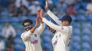 IND vs WI: ഇന്ത്യ വീണ്ടും ഡ്രൈവിങ് സീറ്റില്‍! ഫോളോഓണ്‍ ഭീതിയില്‍ വിന്‍ഡീസ് 