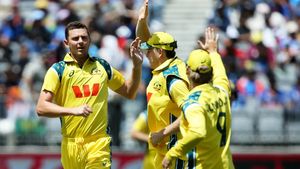 IND vs AUS: ബാറ്റിങ് ദുരന്തം!! കളി മറന്ന് ഇന്ത്യ; അനായാസം നേടി ഓസീസ്