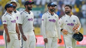 IND vs SA: ഫോളോ ഓണ്‍ നേരിടുമോ ഇന്ത്യ? ഒഴിവാക്കാന്‍ എത്ര റണ്ണെടുക്കണം, ഇതാ ഉത്തരം!!