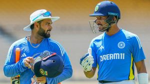 IND vs SA: സൗത്താഫ്രിക്കയ്ക്ക് മങ്ങിയ തുടക്കം, 6 ന് 247, കുല്‍ദീപിന് 3 വിക്കറ്റ്