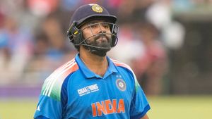 സെഞ്ച്വറി, പിന്നാലെ ഗോള്‍ഡന്‍ ഡെക്ക്!! രോഹിത്തിനെ ചതിച്ചത് ആ ഷോട്ട്, ഫാന്‍സ് ചെയ്തതിങ്ങനെ