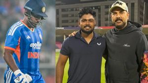 ബാറ്റിങ് പോലും മറന്നു!! സഞ്ജുവിനെ എന്താണ് പഠിപ്പിച്ചത്? യുവി എയറില്‍; ആരാധകരോഷം