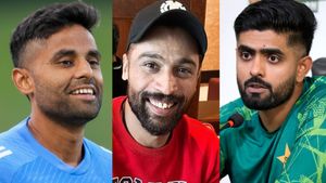 T20 WC 2026: അഭിയേക്കാള്‍ കേമന്‍ സയീം!! സൂര്യ & ബാബറില്‍ ബെസ്റ്റാര്? മാര്‍ക്കിട്ട് ആമിര്‍