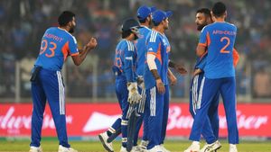 T20 WC 2026: അടി കിട്ടിയപ്പോൾ മിസ്റ്ററി സ്പിൻ എവിടെപ്പോയി? കേശവ് മഹാരാജിനെ കണ്ടുപഠിക്കാൻ വരുണിനോട് പഠാൻ