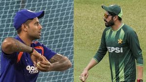 T20 WC 2026: പാക് സ്പിന്നറെ കോപ്പിയടിച്ച് സൂര്യ! നെറ്റ്സില്‍ ഉസ്മാന്‍ താരീഖിന്റെ ബൗളിങ് ആക്ഷന്‍, വീഡിയോ