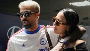 ഹാര്‍ദിക്കിന്റെ കാമുകി ശത്രുപക്ഷത്തോ? ഔട്ടായപ്പോള്‍ ചെയ്തതിങ്ങനെ!! ഫാന്‍സ് ഞെട്ടി, വീഡിയോ