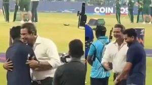 T20 World Cup 2026: രോഹിത്തിനെ കെട്ടിപ്പിടിച്ചു, അക്രമിന് നാട്ടില്‍ 'പൊങ്കാല'!