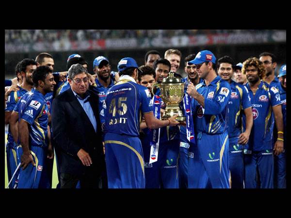 ചീനുവിന്റെ കയ്യില്‍നിന്നും ട്രോഫിവാങ്ങാതെ സച്ചിന്‍