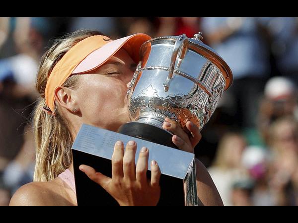 കിരീടവുമായി